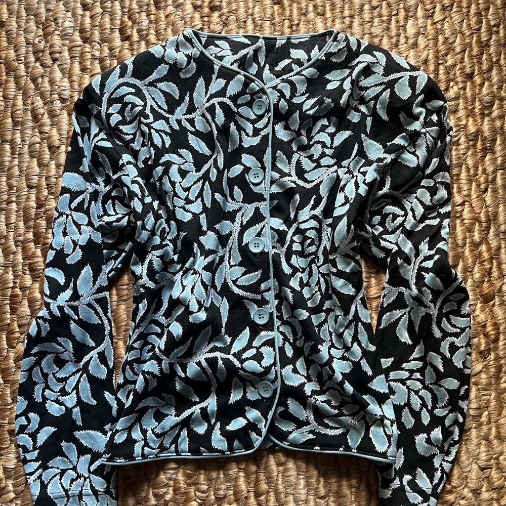 Vintage blue and black floral button down cardigan with shoulder padding 🖤💙